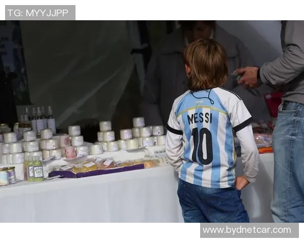 小孩与足球明星的幸福时光：家庭与事业的完美平衡之道